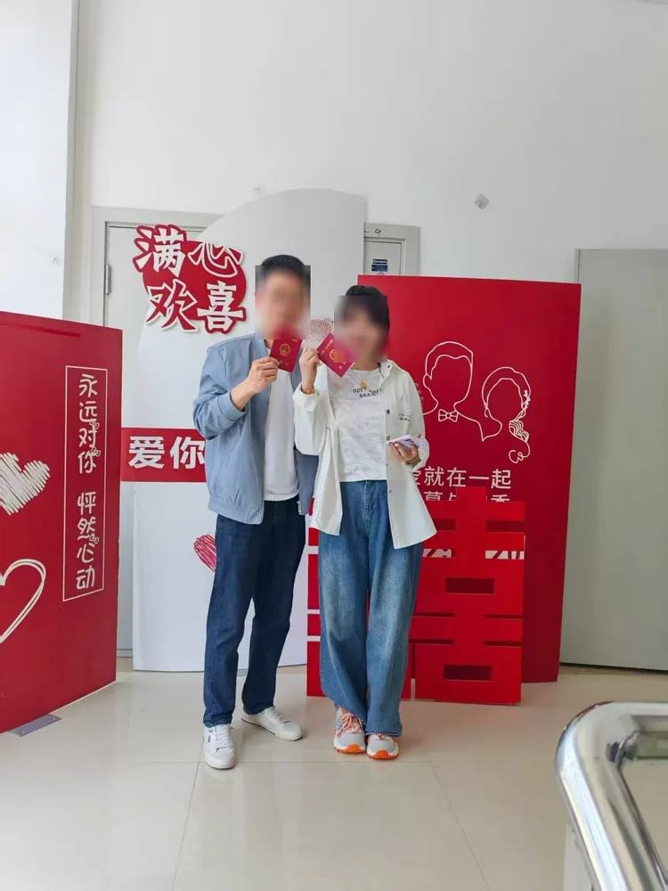 媒团网成功案例 · 博白县民政局婚姻登记处 · 领证纪念