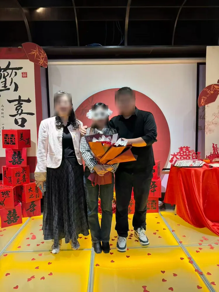 媒团网成功案例 · 颁证现场 · 新人亲友合影