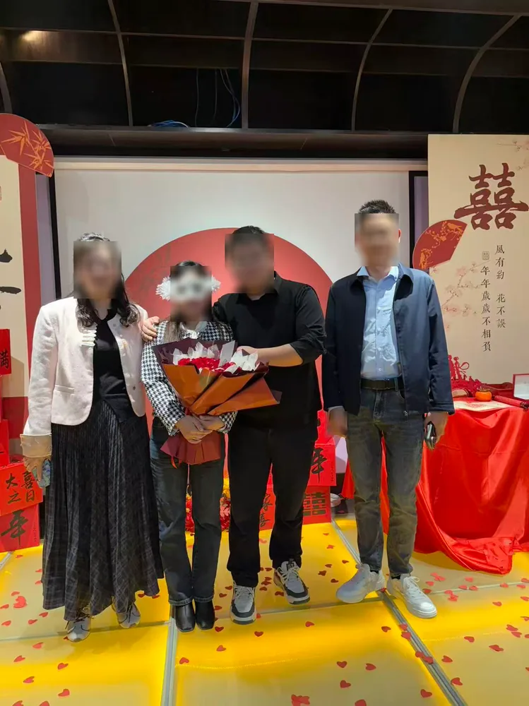 媒团网成功案例 · 颁证现场 · 新人亲友合影