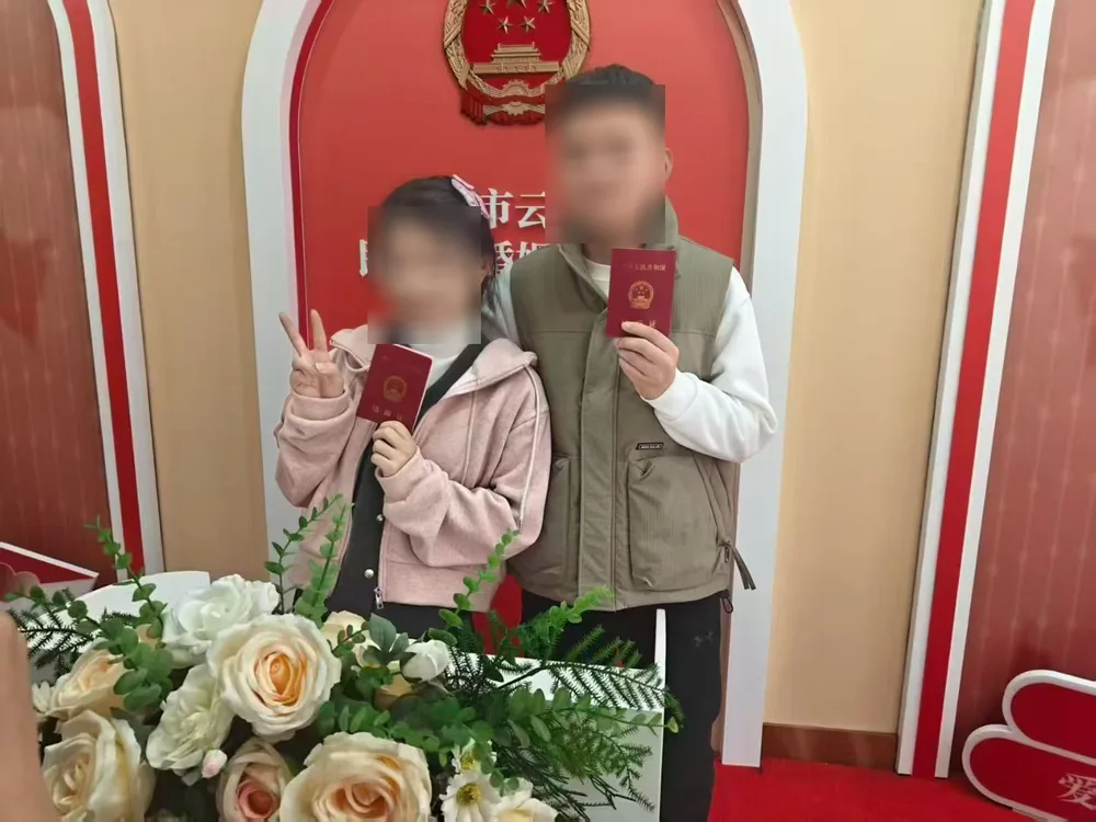 媒团网成功案例 · 颁证现场 · 结婚证与鲜花