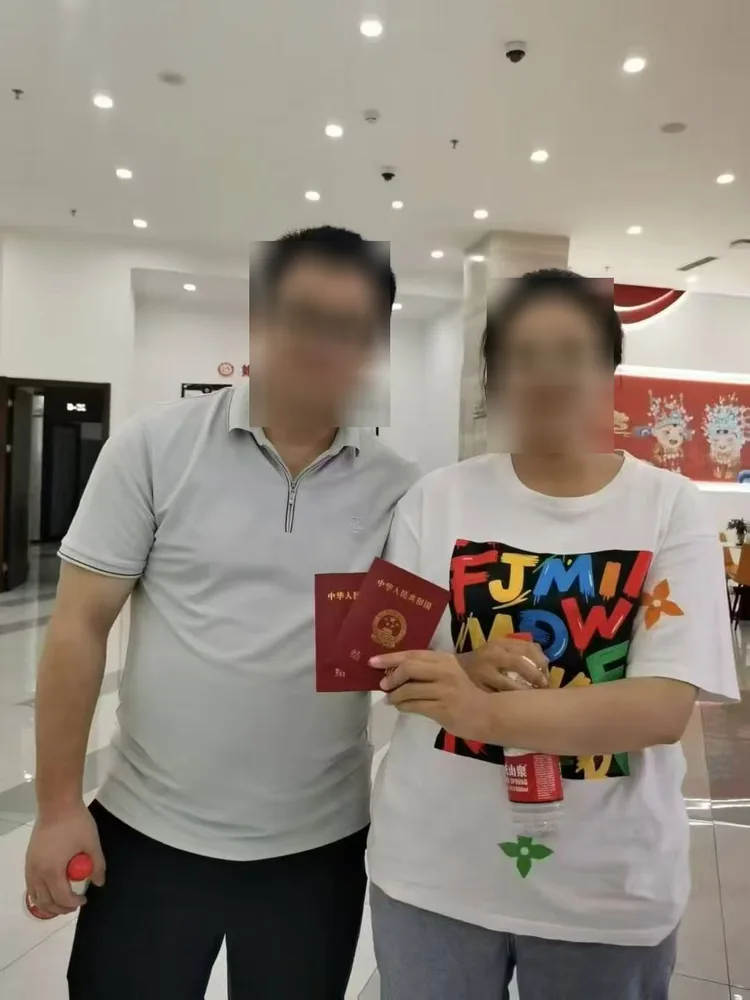 媒团网成功案例 · 婚姻登记处 · 室内合影