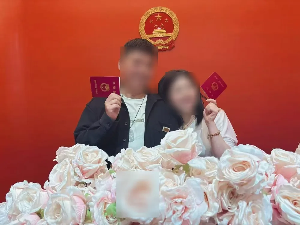 媒团网成功案例 · 颁证现场 · 粉色玫瑰